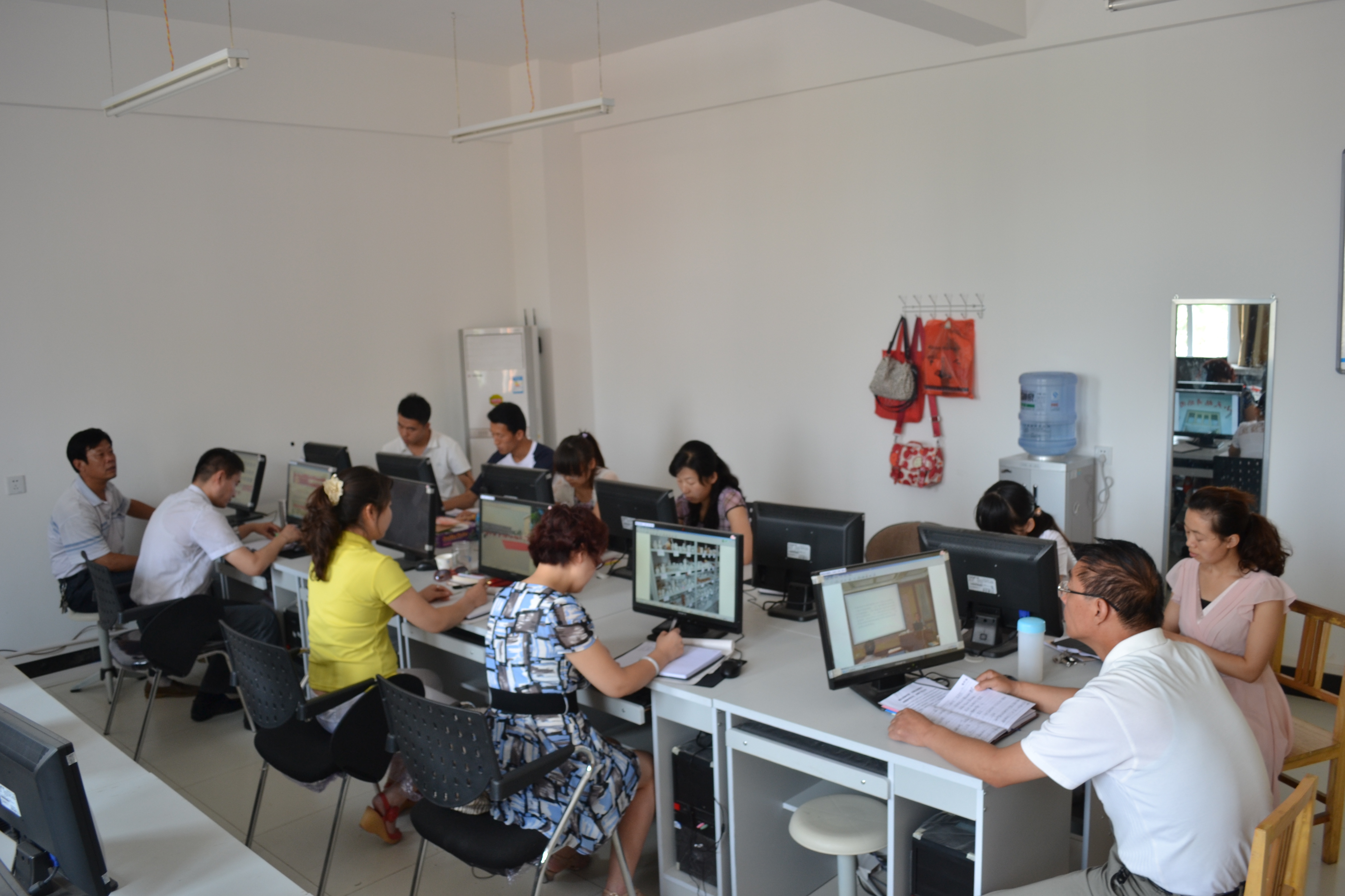 涇陽縣青少年活動(dòng)中心舉辦網(wǎng)絡(luò)應(yīng)用技能培訓(xùn)會(huì)，杭州網(wǎng)絡(luò)技術(shù)服務(wù)助力青少年教育信息化